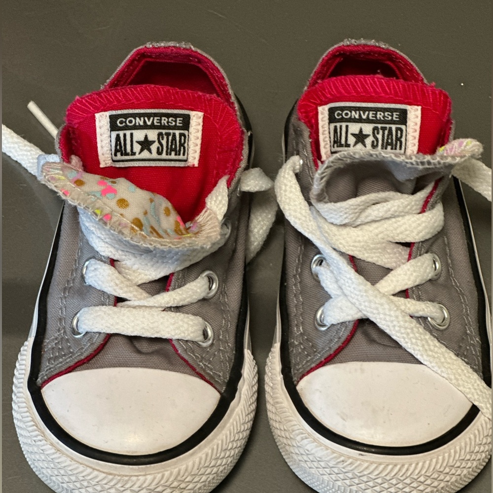 Girls toddler size 6 converse